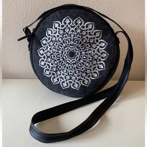 We Love Folk - Grey Round Felt Bag with White Embroidery Purse - Poland - Picture 2 of 12